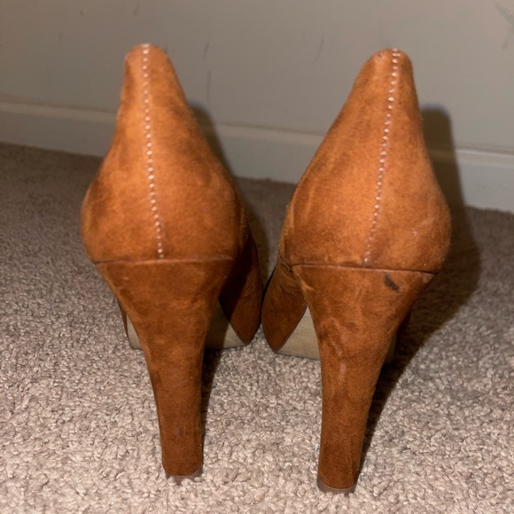 Black and brown opened toe suede heel. - Picture 3 of 7